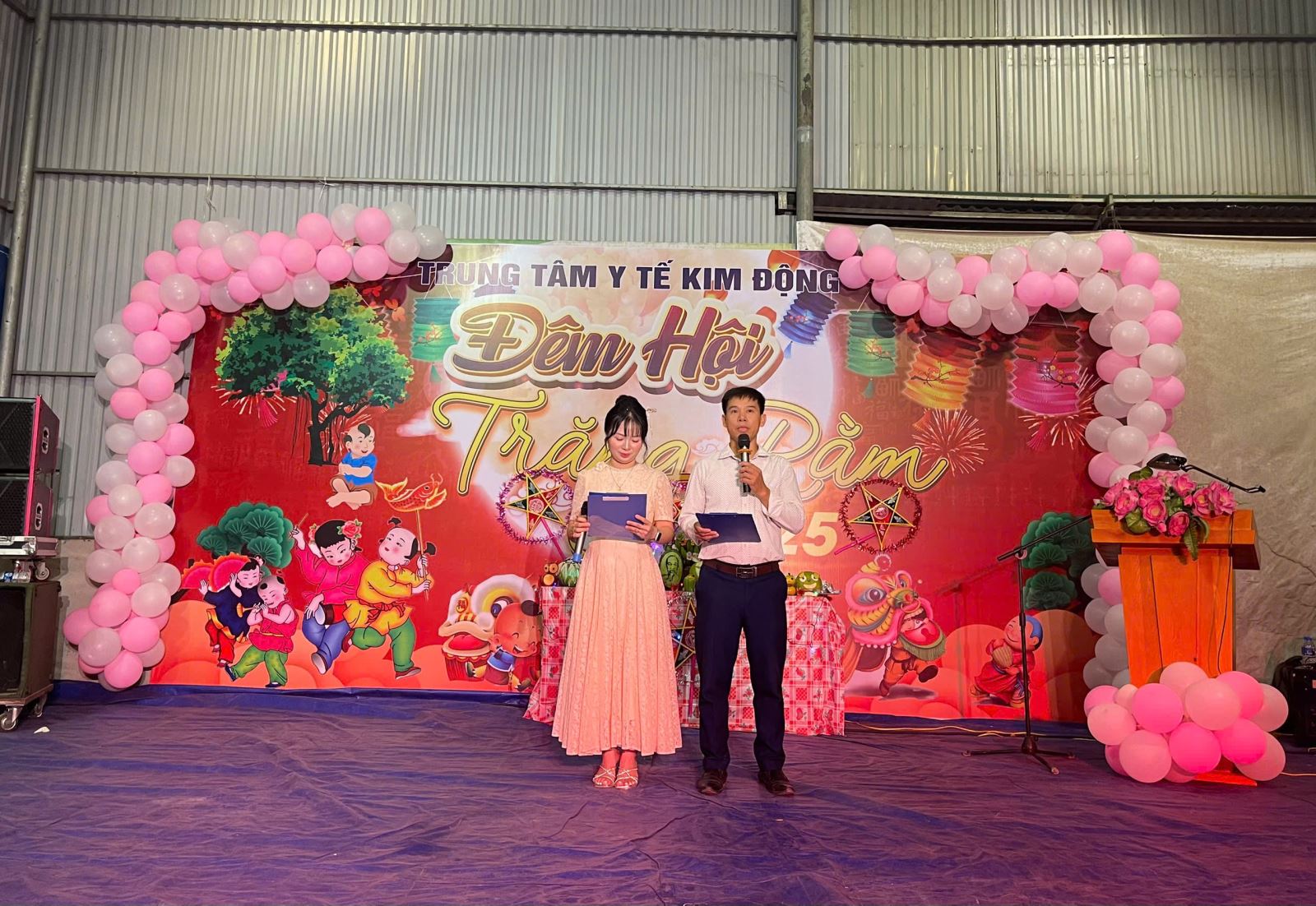 Trung tâm Y tế Kim Động tổ chức gặp mặt,trao tặng thưởng cho các cháu đạt thành tích năm học 2024-2025 và tổ chức “ Đêm hội Trăng rằm” năm 2025